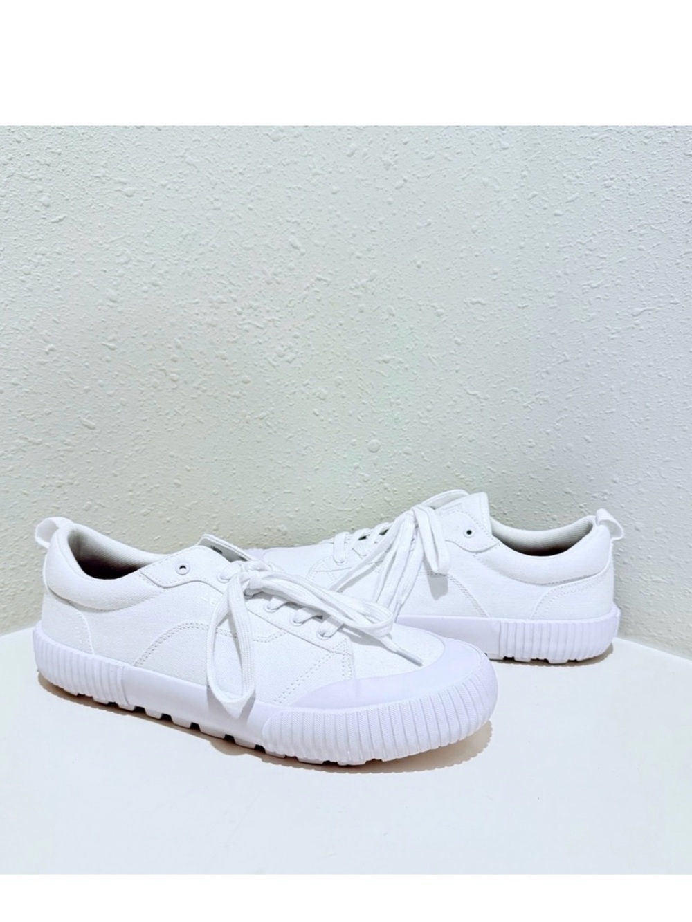 Levi’s Women’s Emma Low Top Canvas White Mono Sneakers Size 10 NWT